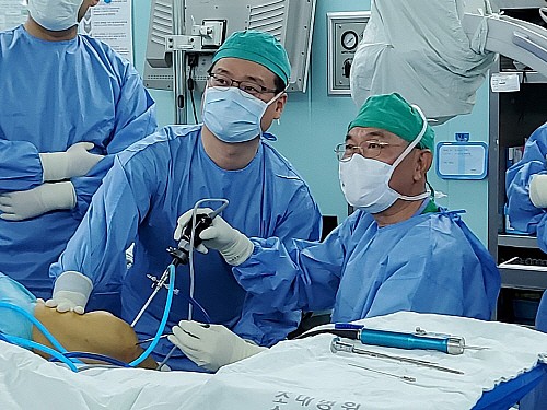 신동민 수완센트럴병원 정형외과 관절질환 줄기세포 연구소장이 조선대학교병원 정형외과 관절 수술팀과 공조수술을 하고 있다. 